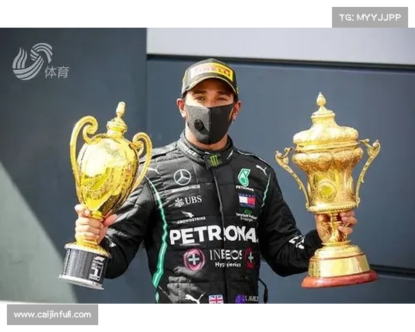 汉密尔顿九度登顶英国站车迷期待继续书写传奇辉煌 汉密尔顿九度登顶英国站车迷期待继续书写传奇辉煌